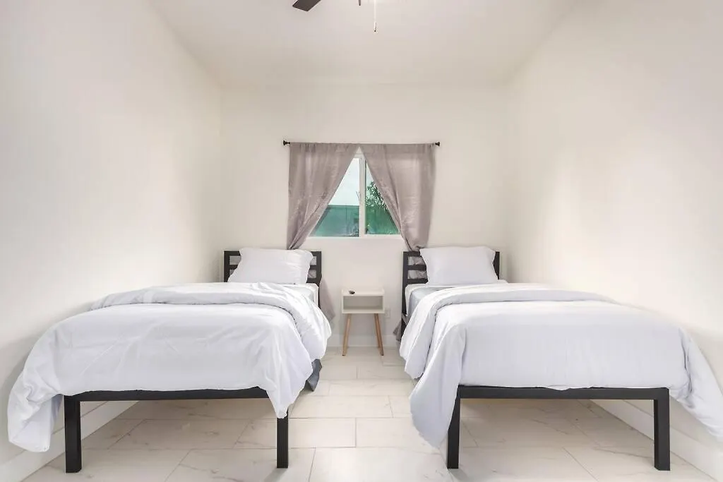 Your Downtown Home With California King Bed Unit A フェニックス
